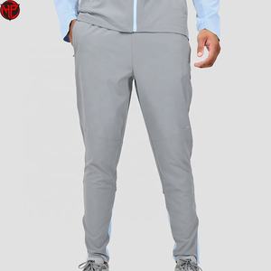 Pantalon de jogging streetwear personnalisé pour homme, coupe droite oversize, en polyester et nylon, avec bandes latérales personnalisées, style loisirs - Product Image 1