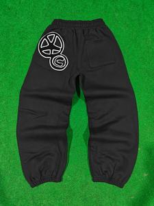 Jogger en tissu chenille brodé de qualité supérieure 2026, 400 GSM, couleur noire, avec coutures de panneaux et revers personnalisés - Product Image 5