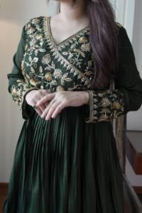 ชุดเดรส Anarkali พร้อมผ้าคลุมไหล่ ผ้าไหม Vichitra ลายดอกไม้ ปักลูกปัด งานฝีมือ ขายส่งจำนวนมาก จากผู้ผลิตอินเดีย ส่งออก - Product Image 2