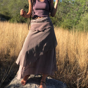 Falda Boho de Encaje Asimétrica con Volantes de Algodón, Falda Maxi con Silueta Fluida y Estilo Romántico Bohemio - Product Image 1