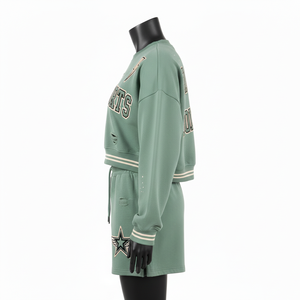 Ensemble court en molleton de coton premium 280 GSM pour femme, vert sauge, imprimé effet vieilli, logo brodé, 100% coton. - Product Image 3