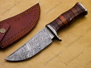 Couteau de chasse et de survie artisanal en acier Damas forgé, lame fixe, avec manche en bois de qualité supérieure. - Product Image 6