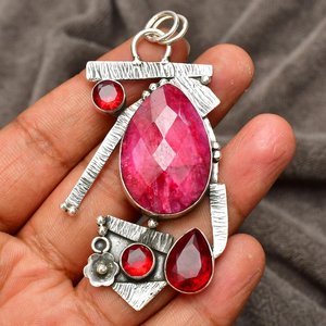 Élégant pendentif vintage en rubis du Cachemire à facettes, serti clos, en argent sterling 925, bijou artisanal en pierres précieuses pour fiançailles - Product Image 1