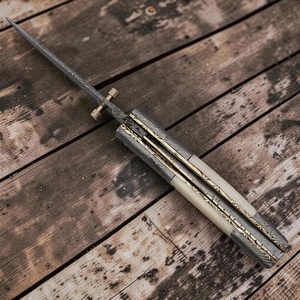 Couteau pliant artisanal en acier Damas de qualité industrielle avec manche en os et étui en cuir pour le camping en plein air - Product Image 4