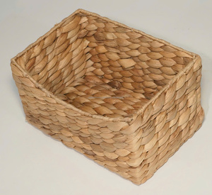 Panier de rangement en jacinthe d'eau tissé à la main avec motif diamant, provenant du Vietnam - Product Image 1