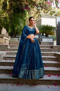 Fabricant de lehenga en chanderi pour fêtes, grande quantité, avec bordure tissée zari et lehenga brodée, accompagné d'un ensemble dupatta à sequins assorti. - Product Image 5