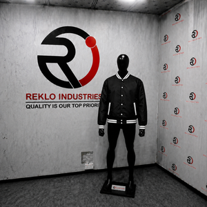 เสื้อแจ็คเก็ตบอมเบอร์สีดำสำหรับผู้ชายจาก Reklo Industries ผลิตจากผ้าขนสัตว์ 100% ปิดด้วยกระดุมเขาสัตว์ เป็นมิตรต่อสิ่งแวดล้อมและแห้งเร็ว เหมาะสำหรับใส่ในฤดูหนาว - Product Image 4