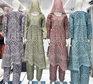 Traje de Fiesta Étnico Indio Bordado para Adultos, Vestido Largo para Mujer Talla Grande, Bordado Intenso, Listo para Usar, Vestido Pantalón Color Frambuesa - Product Image 1