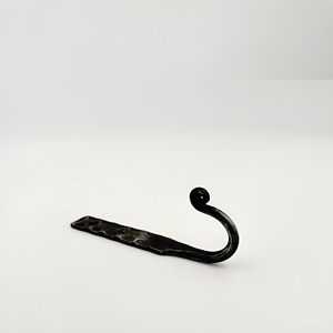 Gancho de pared de metal rústico hecho a mano con superficie texturizada e instalación con taladro para uso decorativo - Product Image 2