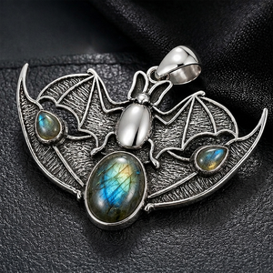 Collier Statement Gothique Bohème Unisexe avec Pendentif Chauve-souris Ovale en Labradorite Naturelle et Breloque Ailée en Laiton Fait Main, Plaqué Argent/Or - Product Image 6