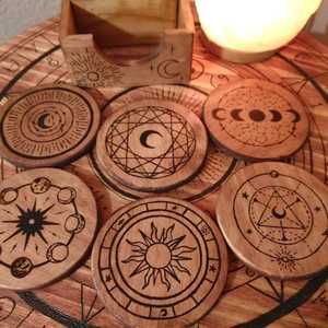 Ensemble de sous-verres en bois gravés au laser Phases du Soleil et de la Lune, avec boîte de rangement, sous-verres ronds astrologiques pour boissons, protection de surface - Product Image 1