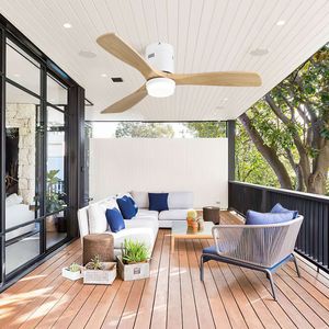 Ventilatore da soffitto decorativo reversibile con motore a corrente continua bianco da 52 pollici con telecomando a 6 velocità e 3 lame in legno massello per soggiorno - Product Image 2