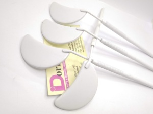 Espejo de belleza para pestañas con revestimiento de color personalizado, forma de media luna, acero inoxidable, logotipo personalizado, espejo para extensión de pestañas a bajo precio. - Product Image 1