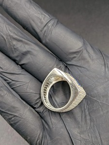 Anillo de Moissanita con Zafiro Azul, Estilo Hip Hop, con Incrustaciones de Diamantes, Plata 925 con Acabado en Oro Blanco, Corte Redondo - Product Image 3
