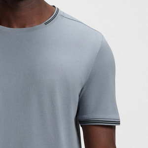 T-shirt pour homme en coton uni, design décontracté, doux, respirant et confortable, avec logo personnalisable, idéal pour l'été. - Product Image 4