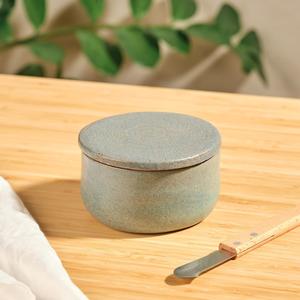 Contenedor compacto para mantequilla con tapa plana, forma minimalista, acabado esmaltado moteado, elegante soporte para untar en la encimera de la cocina - Product Image 4