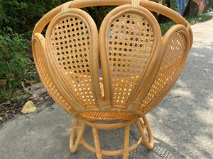 Silla infantil tejida de ratán natural en forma de flor, el respaldo de la silla tiene una hermosa forma de pétalo. - Product Image 2