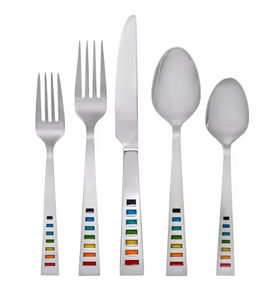 El diseño atemporal de los cubiertos garantiza un estilo y una relevancia duraderos. Los utensilios metálicos ofrecen una experiencia sensorial satisfactoria durante las comidas. - Product Image 6