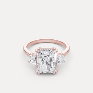 Bague de fiançailles en diamant de laboratoire à trois pierres, fournisseur indien, pour mariage et occasions spéciales, disponible à la vente - Product Image 4
