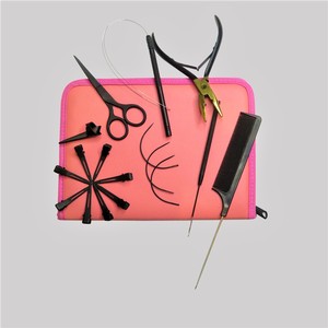 Kit de Herramientas Profesionales para Extensiones de Cabello con Pinzas Negras y Doradas, Tijeras, Peine, Aguja de Bucle y Pinzas de Seccionamiento en Rosa, para Viaje - Product Image 1