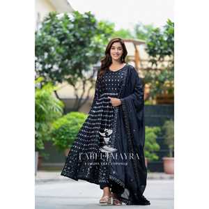 Ensemble costume brodé noir Alice pour femme - Product Image 6