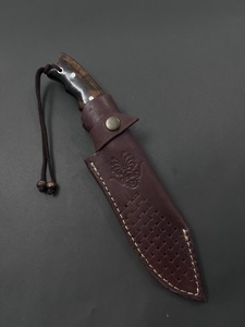 Couteau de chasse et de survie Bowie à lame fixe, fait main, en acier Damas, à pointe clip, à bord biseauté, avec manche en bois et en acier - Product Image 3