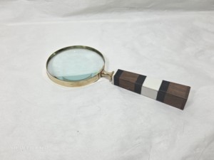 Lupa de Mano de Lujo con Marco de Latón y Mango Geométrico de Madera y Resina, Herramienta de Lectura Decorativa Vintage para Escritorio - Product Image 2
