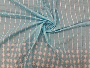 Tissu en coton bleu clair brodé Schiffli avec des détails en fil blanc et bordure festonnée pour robes féminines, vente en gros - Product Image 4