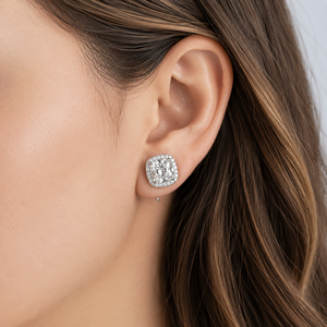 Boucles d'oreilles clous plaquées or jaune, serties de diamants de laboratoire ronds brillants en halo, idéales pour un cadeau de mariage pour elle - Product Image 4