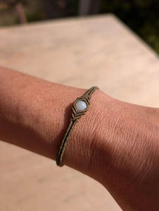 Pulsera de Macramé Verde Hecha a Mano con Piedra Lunar, Joyería Boho Ajustable con Propiedades Curativas - Product Image 3