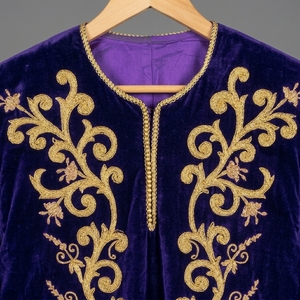 Tunique de cérémonie de luxe en velours violet, broderie en fils d'or, robe royale, robe de mariée artisanale Zardozi, robe de couronnement - Product Image 4