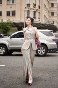 กางเกงขายาวทรงขาบานเอวสูงสำหรับผู้หญิง สีเทา แต่งจีบ ผ่าหน้า ทรงหลวม สไตล์ลำลองสำหรับทำงาน ใส่ได้กับชุดสูท รุ่น IRIS - Product Image 2