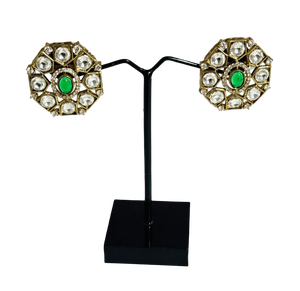 Boucles d'oreilles clous rondes Polki vertes de luxe plaquées or, bijoux de mode traditionnels indiens pour mariages et fêtes, pour femmes - Product Image 4