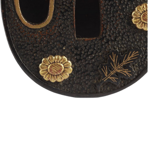 Tsuba Japonés del Período Edo de Cobre con Borde y Incrustaciones de Cobre, Diseño de Crisantemo Iroe, Protector Redondo para Espada Tanto Sin Marcar - Product Image 5