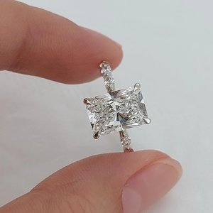 แหวนหมั้นเพชรทรงเอเมอรัลด์ ดีไซน์คลาสสิกสำหรับผู้หญิง ทองคำแท้ 18K เพชรรับรองโดย IGI - Product Image 3