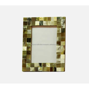 Marco de Fotos de Madera Hecho a Mano con Incrustaciones Triangulares de Resina en Rosa Pálido, Nogal y Marfil, Decoración Clásica - Product Image 3