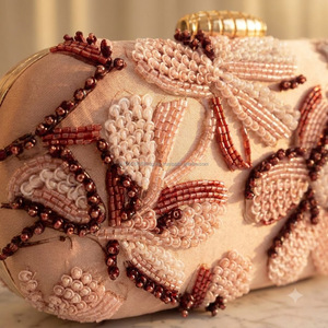 Pochette brodée florale rose poudré pour femme |   Pochette de soirée en velours rose clair en gros |   Vêtements de fête indiens faits à la main - Product Image 5