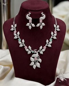 Collier en zirconium cubique de qualité supérieure avec boucles d'oreilles, bague ajustable et bracelet assortis, offrant un look luxueux pour les soirées. - Product Image 4
