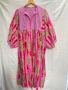 Vestido Maxi de Algodón Casual y Moderno de la Mejor Calidad, con un Estilo Holgado y Cómodo para Usar en Verano y Primavera, Disponible para la Venta - Product Image 1