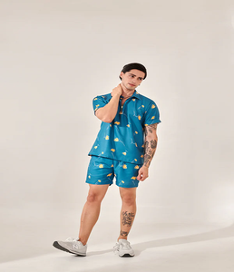ชุดเซ็ตเดนิมพิมพ์ลายดอกไม้สีน้ำเงินสำหรับผู้ชาย พรีเมียม สไตล์ลำลองสำหรับฤดูร้อน ชุดสองชิ้น เนื้อผ้านุ่ม ระบายอากาศได้ดี แฟชั่น ขายส่ง - Product Image 1