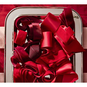 Ensemble de plateaux de service rectangulaires en métal argenté poli, au design épuré et aux surfaces brillantes et réfléchissantes, pour servir les aliments - Product Image 6