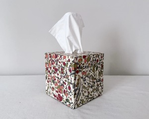 Caja de pañuelos con estampado floral vintage, perfecta para el hogar, la oficina, el dormitorio, el baño y uso decorativo en la mesa. Venta al por mayor desde India. - Product Image 1