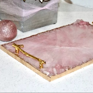 Plateau en résine fait main à thème quartz rose, plateau en résine époxy avec bord en quartz rose, plateau en résine blanc et rose avec peinture dorée et - Product Image 1
