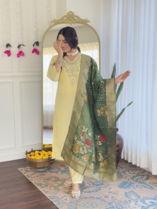 ชุดคุर्ติปักลายผ้าวิสโคสชานเดรีสีครีมสำหรับผู้หญิงรุ่นล่าสุด พร้อมกางเกงวิสโคสและผ้าคลุมไหล่พิมพ์ลายปัก - Product Image 2