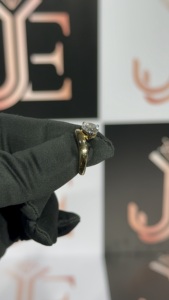 แหวนเพชรโมอิสซาไนต์ทรงลูกแพร์ ดีไซน์ลายคลื่น ประดับเพชรเม็ดเดี่ยว ตัวเรือนเงินแท้ 925 ทำมือ พร้อมขาจับสามขา - Product Image 3