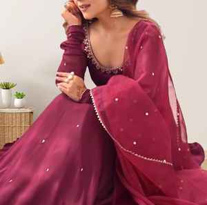 Robes Anarkali de style boutique pour femmes, de qualité supérieure, de designers indiens et pakistanais, pour les occasions spéciales, avec broderies à la machine, ensembles Salwar Kameez - Product Image 3