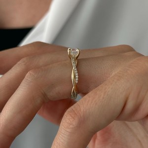 Élégante bague de fiançailles torsadée en or jaune 14 carats avec diamant de laboratoire 1 carat D VVS2 taille brillant certifié IGI, style corde tressée - Product Image 5