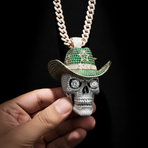 Pendentif Moissanite Crâne de Cowboy Vert en Argent 925 Plaqué Rhodium, Charme Rond Taille Brillant, Bijou Unisexe pour Fête - Product Image 3