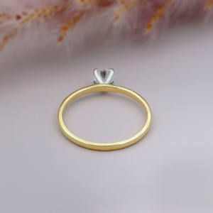 Anillo Solitario Minimalista con Diamante Cultivado en Laboratorio de Corte Redondo en Oro Amarillo, Anillo de Compromiso Clásico con Engaste de Puntas, Joyería Ética con Diamantes - Product Image 4