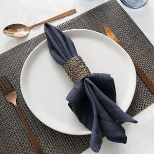 Eleve su experiencia gastronómica con el paquete de 4 servilleteros de ratán marrón elaborados con elegancia natural y textura rica - Product Image 1